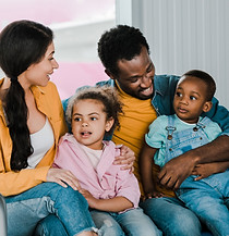 Familie am Flughafentor