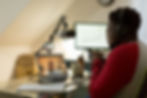 Homem com microfone profissional conversando em videochamada - Smart Research