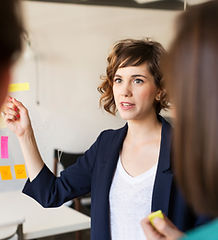 Ders Anlatan Genç Öğretmen