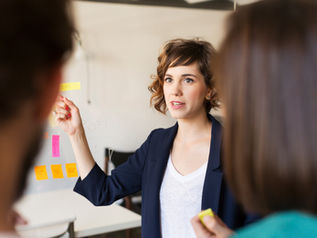 Palestrante ou Facilitador: entenda a diferença e como fazer a escolha certa para seu evento?