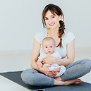 Mutter und Sohn auf Yoga-Matte