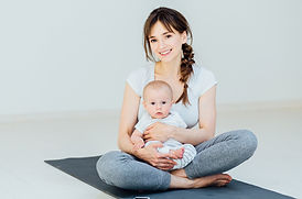 Mère et fils sur un tapis de yoga