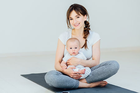Mère et fils sur un tapis de yoga