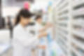 薬を確認中の女性薬剤師