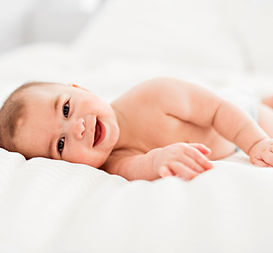 Bébé souriant sur le lit