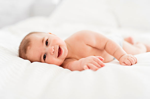 lächelndes Baby liegt