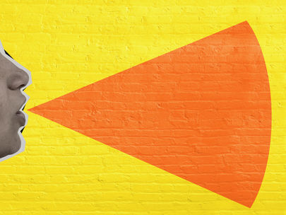 画像の左側にいる人物が話しており、その口から右方向へ大きなオレンジ色の円錐が伸びている。背景は黄色である。