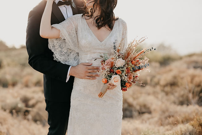 Mariée tenant un bouquet