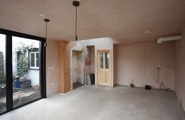 Yenilenmiş bir iç mekan ile eski halinin karşılaştırıldığı tadilat öncesi-sonrası görseli