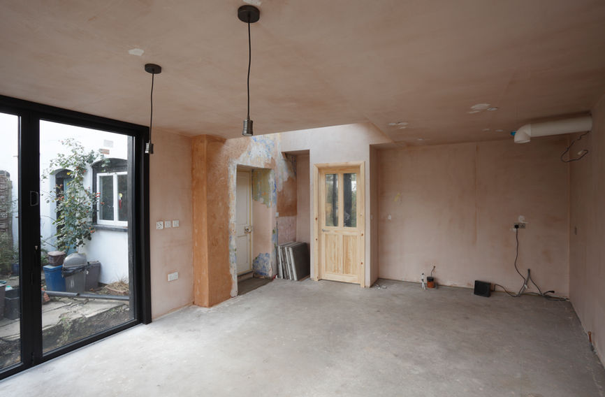 une construction accolée à la maison existante, créant ainsi de nouveaux espaces de vie parfaitement intégrés