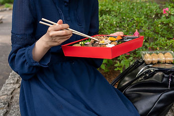 お弁当を食べる女性