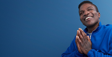 jovem sorridente fundo azul