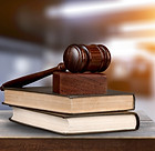 Martelo do juiz em livros