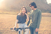 自転車に乗った女性と男性