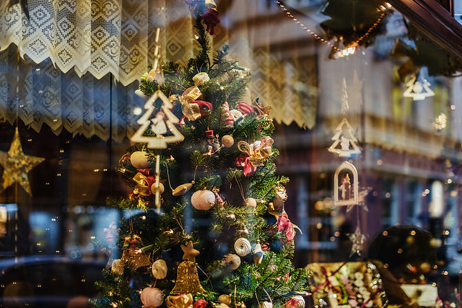 Arbre de Noël dans la vitrine