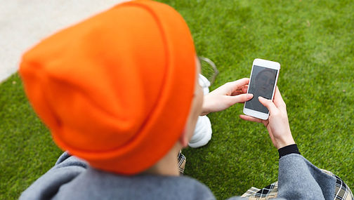 Skolelev som använder mobiltelefon