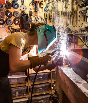 Kaynak Makinası Kullanan Metal İşçisi