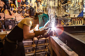 Metallarbeiter mit Schweißmaschine