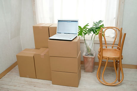 引越し荷物とパソコン
