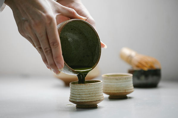 Nalévání čaje Matcha