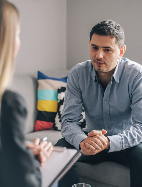 Psicólogo con paciente recibiendo terapia Psicológica en linea 