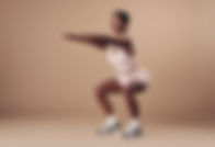 스쿼트를 하는 여성