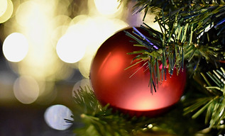 Gros plan sur une décoration de Noël