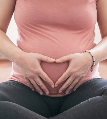 Schwangere Frau mit Babybauch