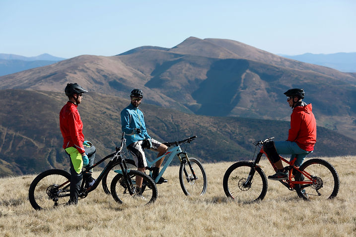 Grupo de ciclistas de montanha