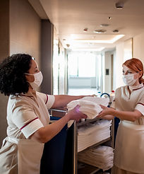 Personal del hotel trabajando