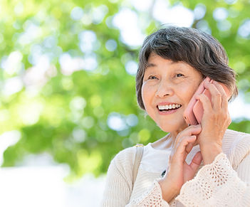 スマホで話をするシニア女性