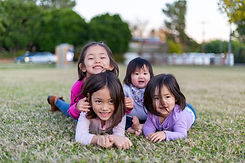 Niños jugando al aire libre