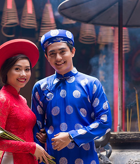 Vietnamese couple's wedding photoshoot at a pagoda