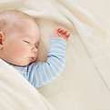 Bébé endormi sur sa couverture