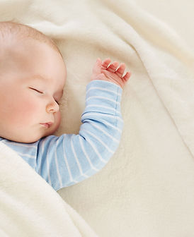 Bébé endormi sur sa couverture