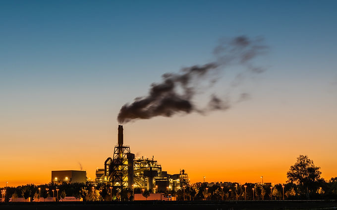 Ein Mann springt in Dubai vor dem Burj al arab in die Höhe
