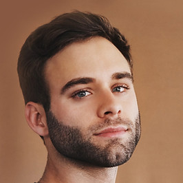 Junger Mann im schwarzen T-Shirt