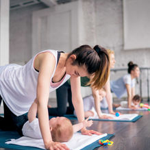 Praticando ioga com bebês