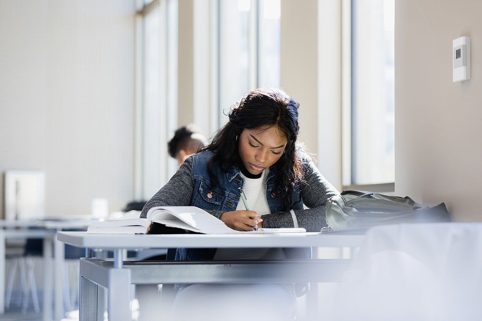 Estudiante estudiando solo