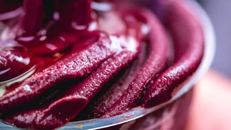 Cremiges, tiefviolettes Açaí-Püree in einer Schale – antioxidantienreiches Superfood für Bowls, Smoothies und funktionale Desserts