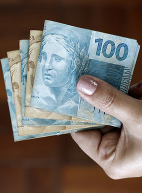 Segurando dinheiro