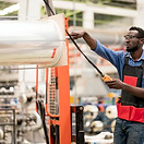Industrieel werknemer die machine bedient