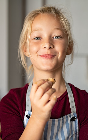 Meisje eet koekje