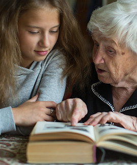 Petite-fille et sa grand mère