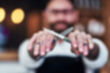 Friseur hält Schere