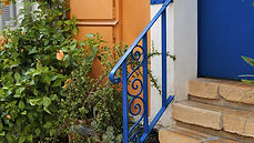 青い手すりと煉瓦