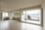 Habitación vacÃa con balcón