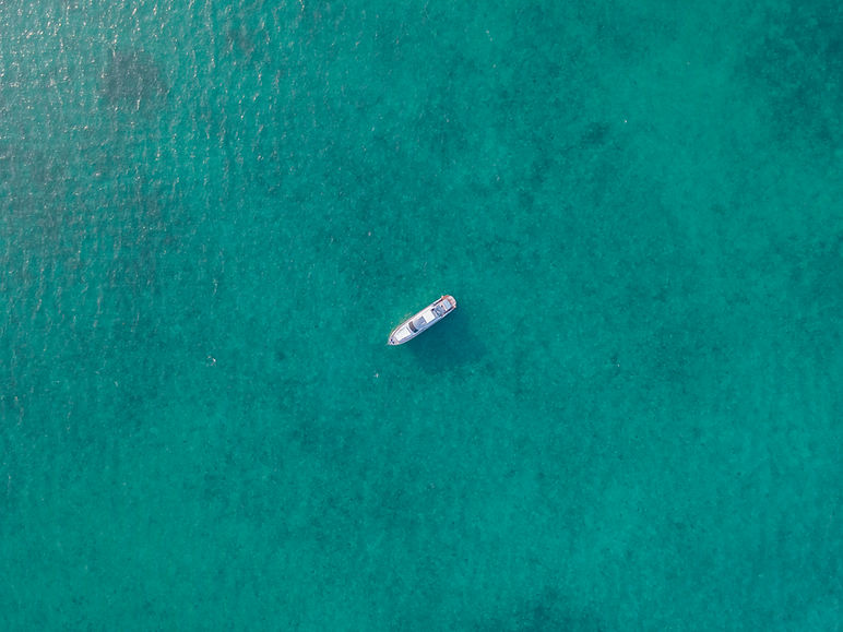 Barco em águas turquesa
