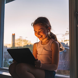 Mädchen mit einer Tablette