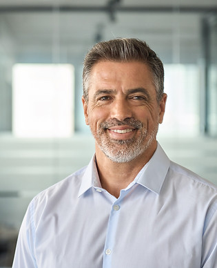 El hombre de negocios sonriendo